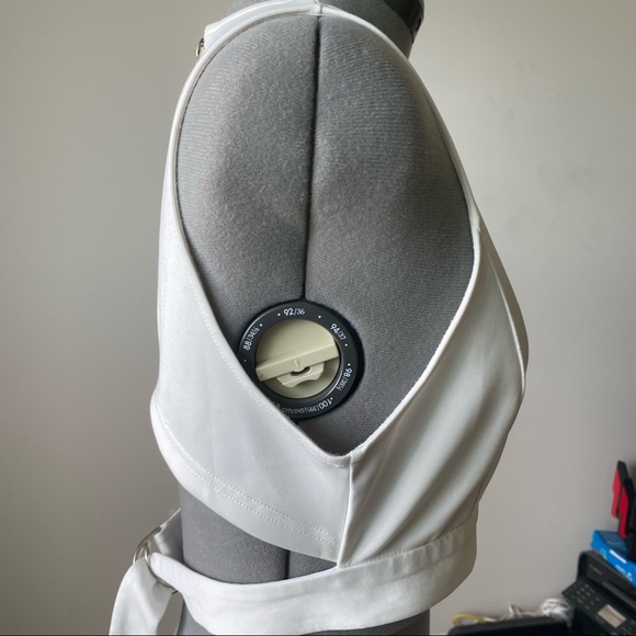 🦖 Forever 21 white zippered crop top 3/$25 - Picture 2 of 4